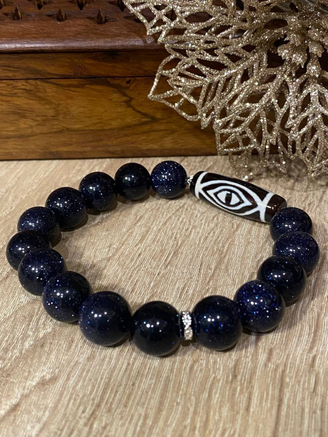 Бусина Дзи "Глаз Феникса" в браслете из мерцающего агата Бусина Дзи "Глаз Феникса" в браслете из мерцающего агата