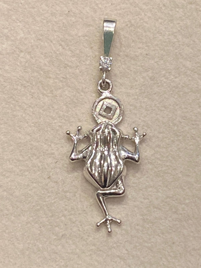 Подвеска трёхлапая жаба с монетой  и фианитом