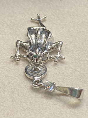 Подвеска трёхлапая жаба с монетой  и фианитом