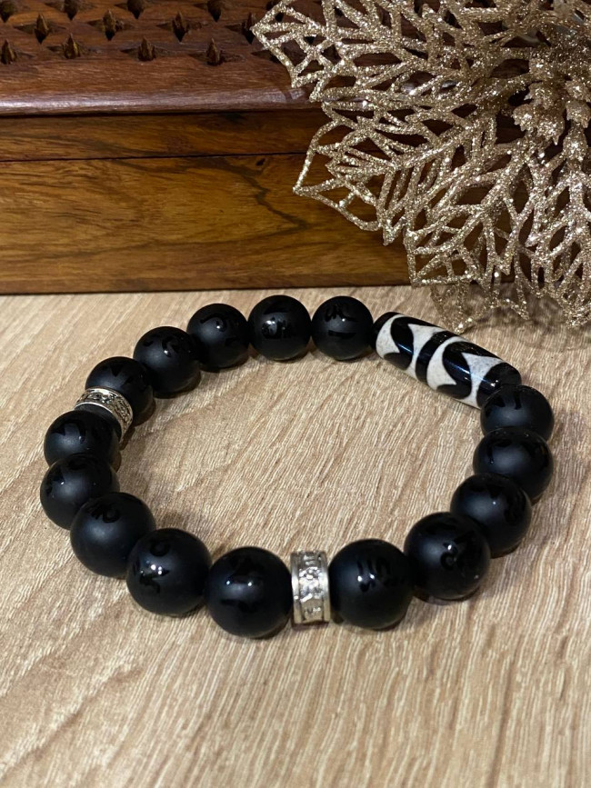 Бусина Дзи "Зубы тигра" в браслете из чёрного агата с мантрами Бусина Дзи "Зубы тигра" в браслете из чёрного агата с мантрами