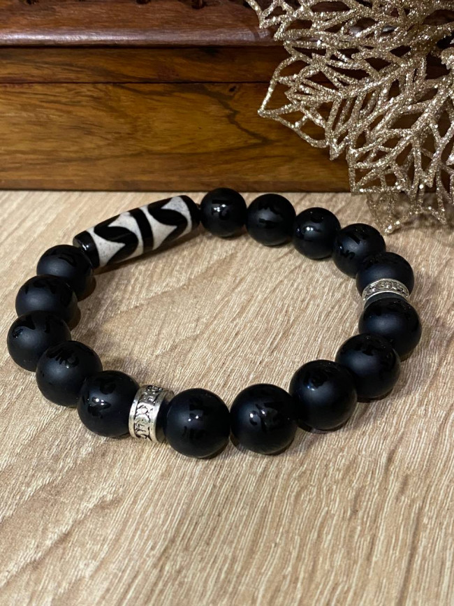 Бусина Дзи "Зубы тигра" в браслете из чёрного агата с мантрами Бусина Дзи "Зубы тигра" в браслете из чёрного агата с мантрами