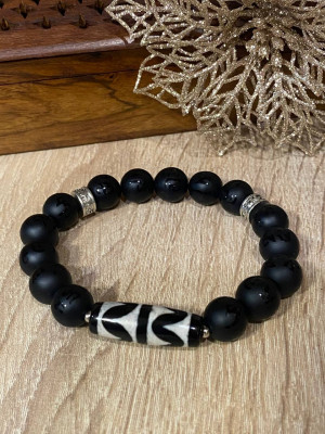 Бусина Дзи "Зубы тигра" в браслете из чёрного агата с мантрами