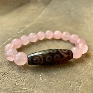 Бусина Дзи 18 глаз в браслете из розового кварца 10 мм Бусина Дзи 18 глаз в браслете из розового кварца 10 мм
