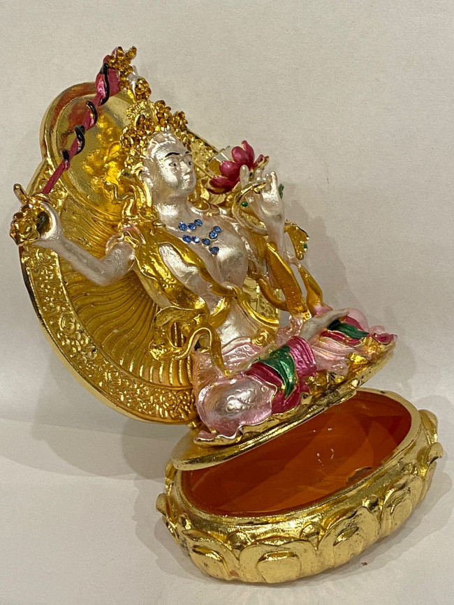 Фигурка " Белая Тара " металлическая с окрывающемся дном Фигурка " Белая Тара " металлическая с окрывающемся дном