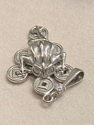 Подвеска трёхлапая жаба на монетах с фианитом