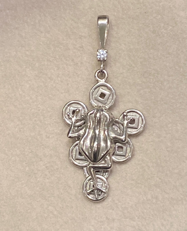 Подвеска трёхлапая жаба на монетах с фианитом