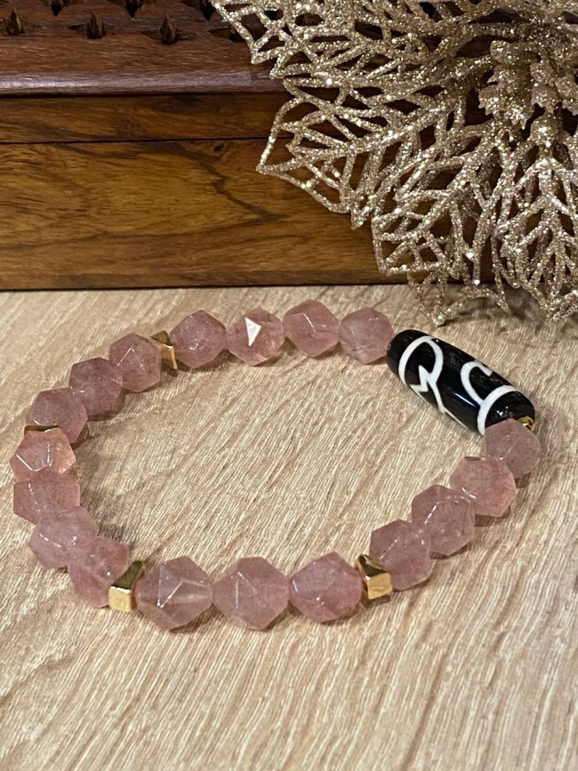 Бусина Дзи "Два лотоса" в браслете из клубничного кварца