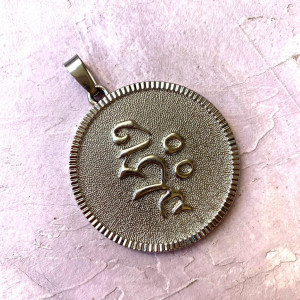 Подвеска с мантрой "Ом Мани Падме Хум"