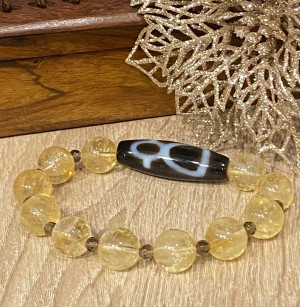 Бусина Дзи Бог богатства в браслете из цитрина с раухтопазом Бусина Дзи Бог богатства в браслете из цитрина с раухтопазом