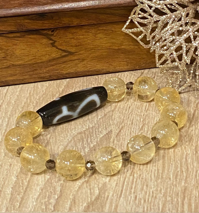 Бусина Дзи Бог богатства в браслете из цитрина с  раухтопазом