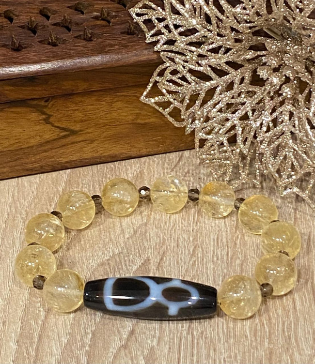 Бусина Дзи Бог богатства в браслете из цитрина с  раухтопазом