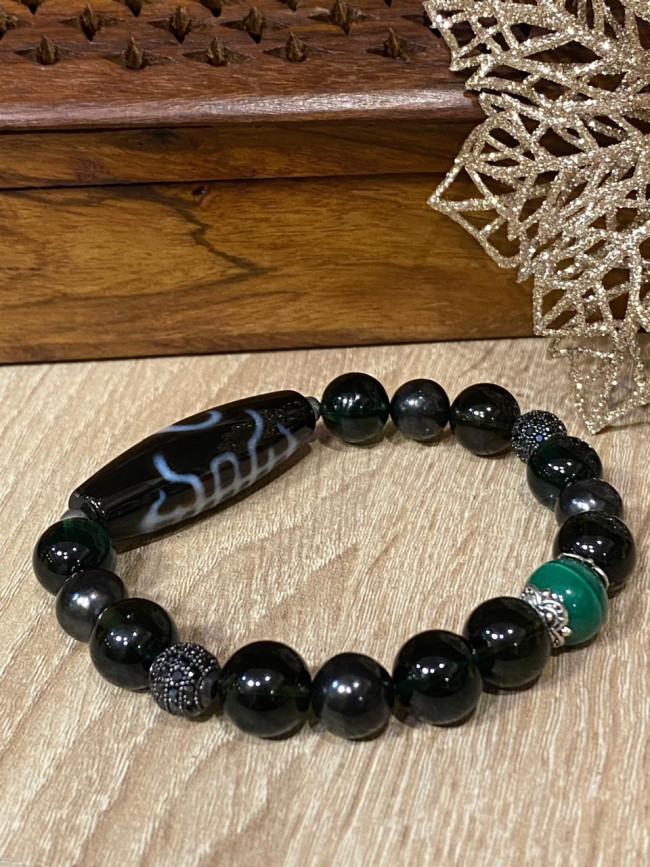 Бусина Дзи Летучая мышь в браслете из оникса с малахитом