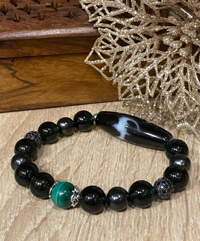 Бусина Дзи Летучая мышь в браслете из оникса с малахитом