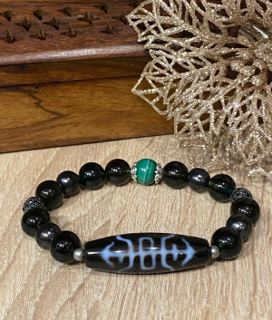 Бусина Дзи Летучая мышь в браслете из оникса с малахитом Бусина Дзи Летучая мышь в браслете из оникса с малахитом