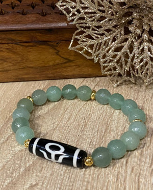 Бусина Дзи "Аристократ" в браслете из авантюрина