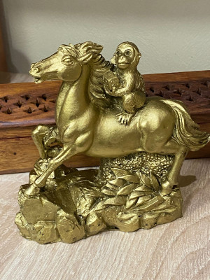 Фигурка "Обезьяна на лошади"