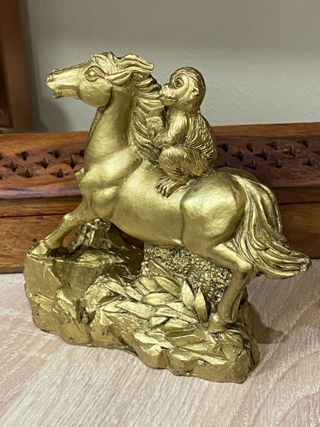 Фигурка "Обезьяна на лошади" Фигурка "Обезьяна на лошади"