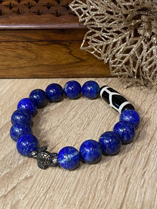 Бусина Дзи "Черепаха" в браслете из ляпис-лазурита