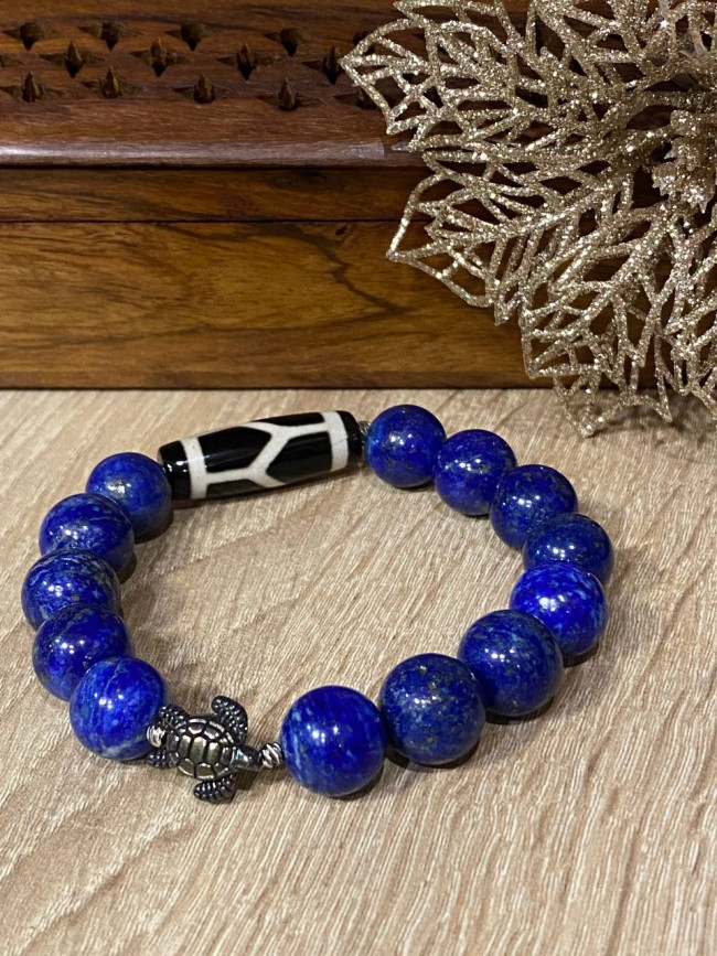 Бусина Дзи "Черепаха" в браслете из ляпис-лазурита