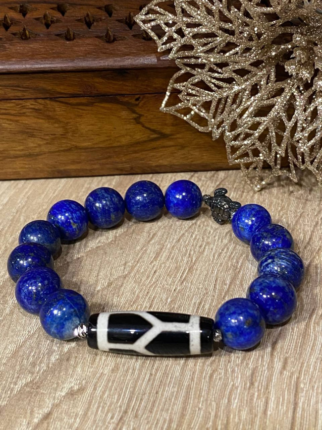 Бусина Дзи "Черепаха" в браслете из ляпис-лазурита