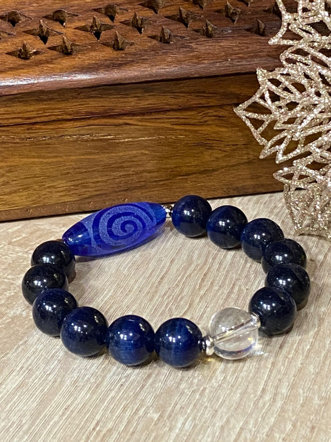Бусина Дзи "Спираль Вселенной" в браслете из синего кошачьего глаза