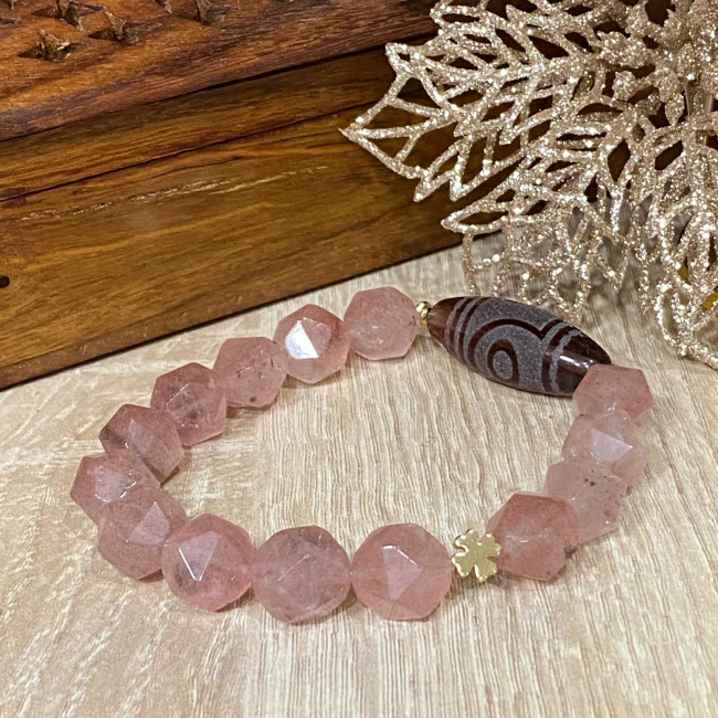 Бусина Дзи "2 глаза" в браслете из клубничного кварца Бусина Дзи "2 глаза" в браслете из клубничного кварца