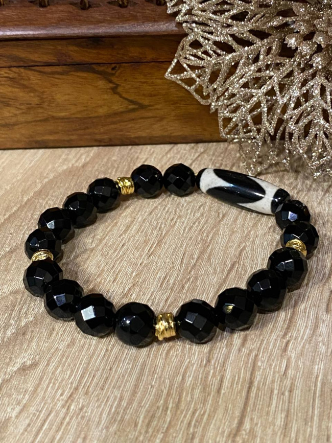 Бусина Дзи"Зуб тигра" в браслете из граненого чёрного агата Бусина Дзи"Зуб тигра" в браслете из граненого чёрного агата