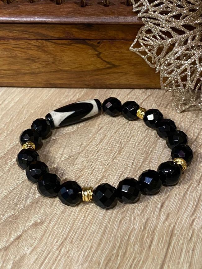 Бусина Дзи"Зуб тигра" в браслете из граненого чёрного агата Бусина Дзи"Зуб тигра" в браслете из граненого чёрного агата