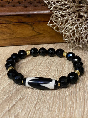 Бусина Дзи"Зуб тигра" в браслете из граненого чёрного агата