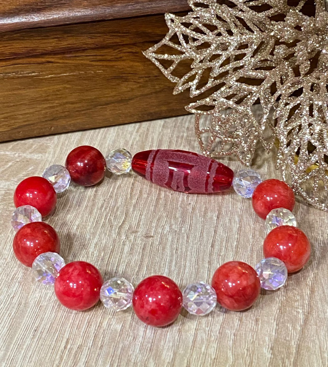 Бусина Дзи "Птица Гаруда" в браслете из красного агата и граненого горного хрусталя