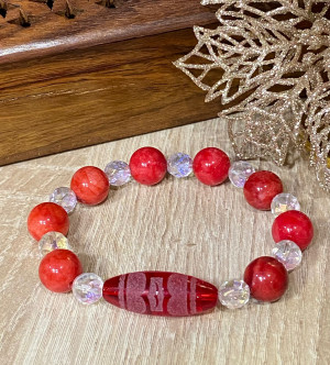 Бусина Дзи "Птица Гаруда" в браслете из красного агата и граненого горного хрусталя