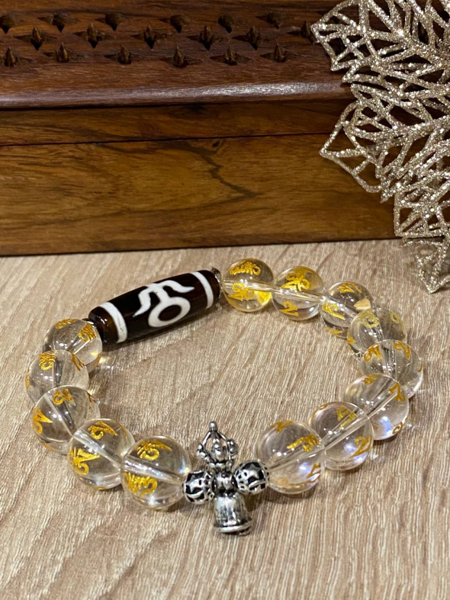 Бусина Дзи "Аристократ" в браслете из горного хрусталя с мантрами