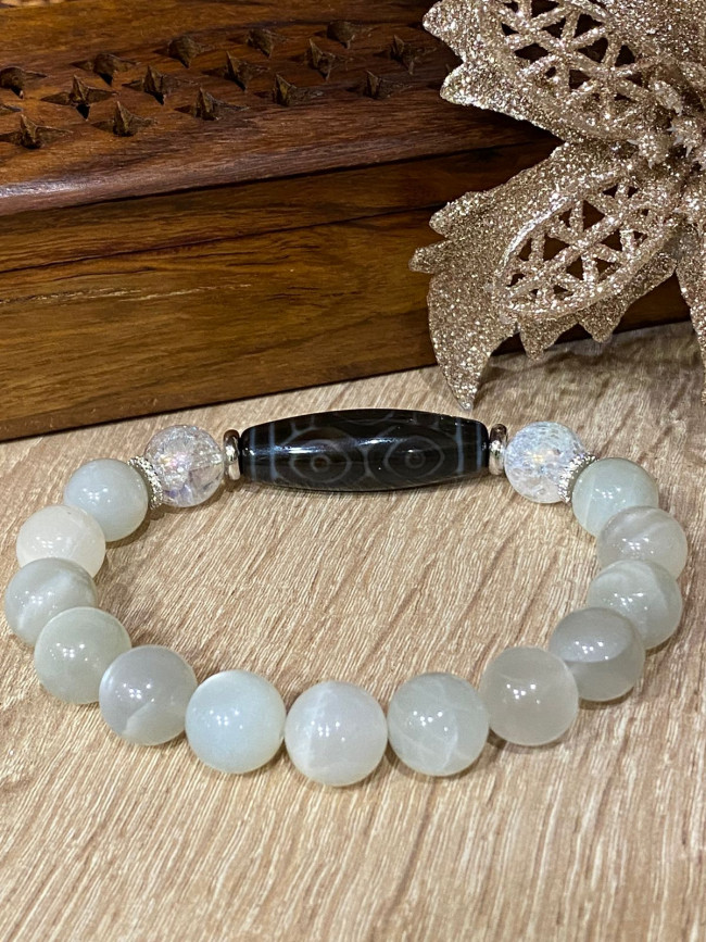 Бусина Дзи"Глаза Дракона" в браслете из лунного камня