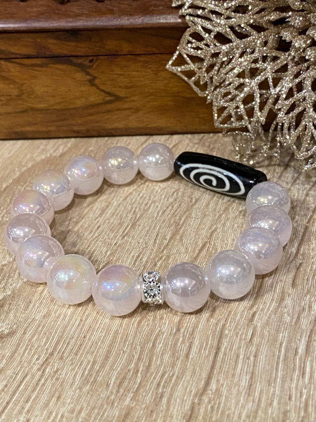 Бусина Дзи "Спираль Вселенной"  в браслете из перламутрового кварца