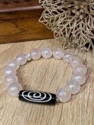 Бусина Дзи "Спираль Вселенной"  в браслете из перламутрового кварца