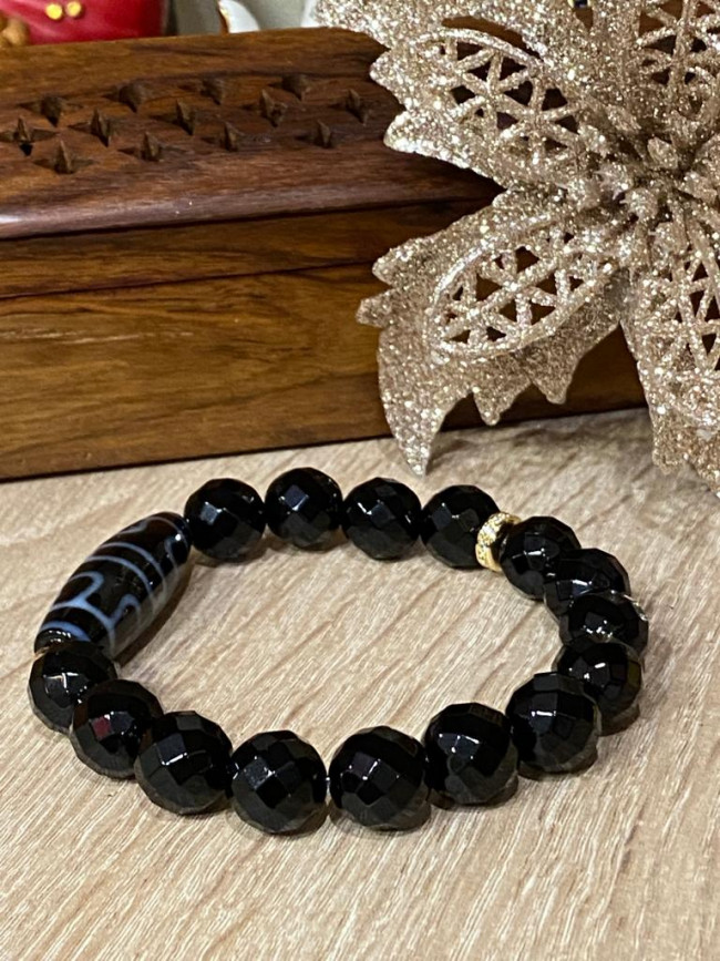 Бусина Дзи "Дхарма" в браслете из гранёного агата