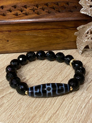 Бусина Дзи "Дхарма" в браслете из гранёного агата Бусина Дзи "Дхарма" в браслете из гранёного агата