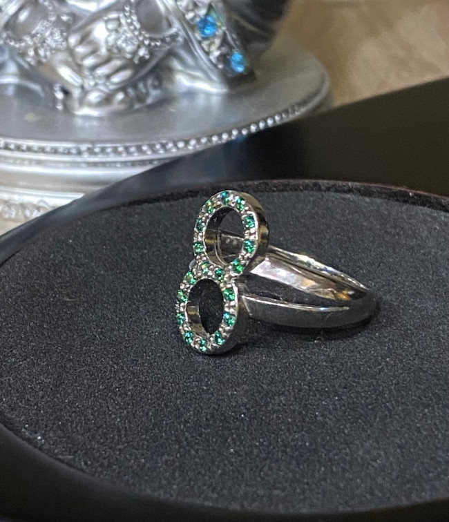 Кольцо "Восьмёрка" с изумрудом Кольцо "Восьмёрка" с изумрудом