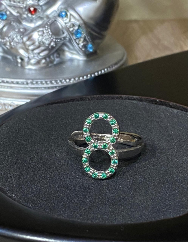 Кольцо "Восьмёрка" с изумрудом Кольцо "Восьмёрка" с изумрудом