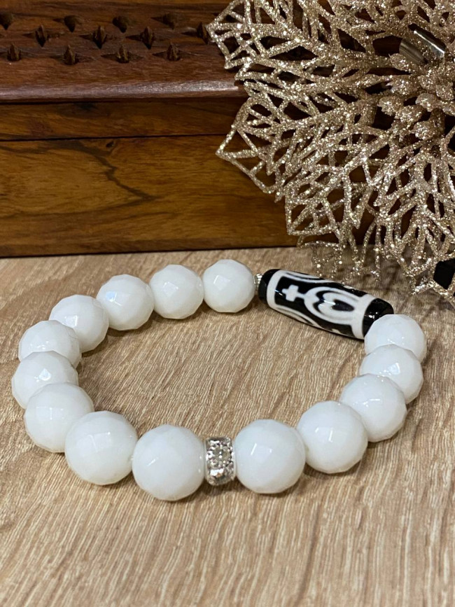 Бусина Дзи "Нектарный сосуд изобилия" в браслете из белоснежного агата