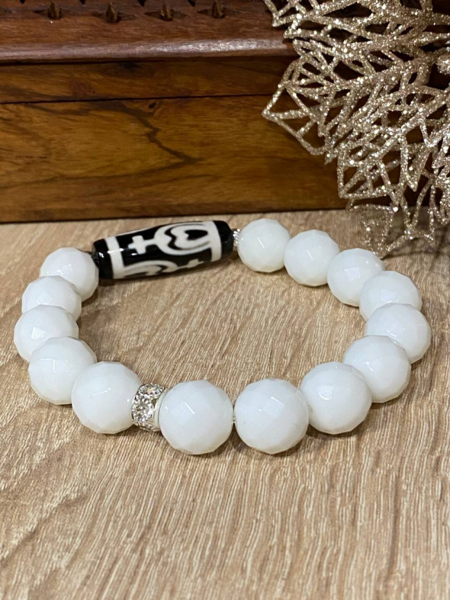 Бусина Дзи "Нектарный сосуд изобилия" в браслете из белоснежного агата