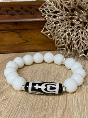 Бусина Дзи "Нектарный сосуд изобилия" в браслете из белоснежного агата