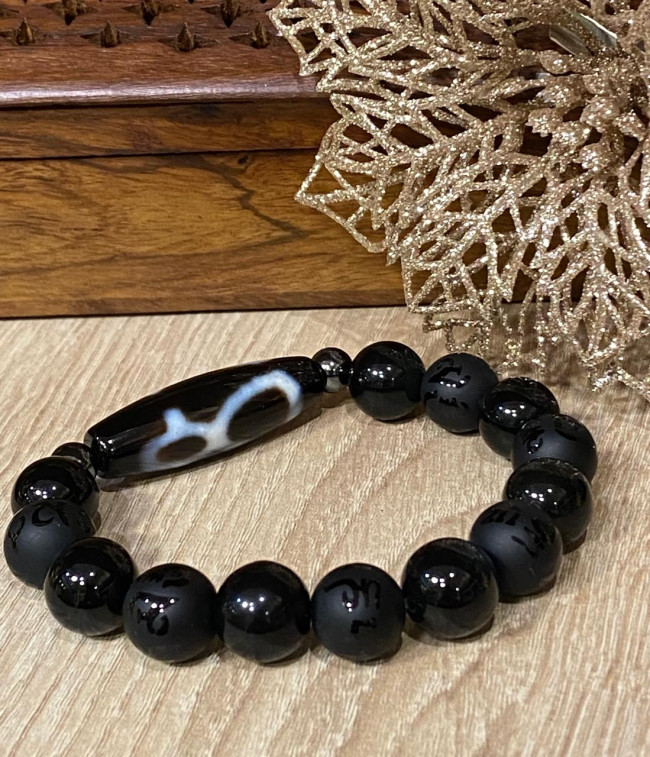 Бусина Дзи "Бог богатства" в браслете из черного агата с защитной мантрой