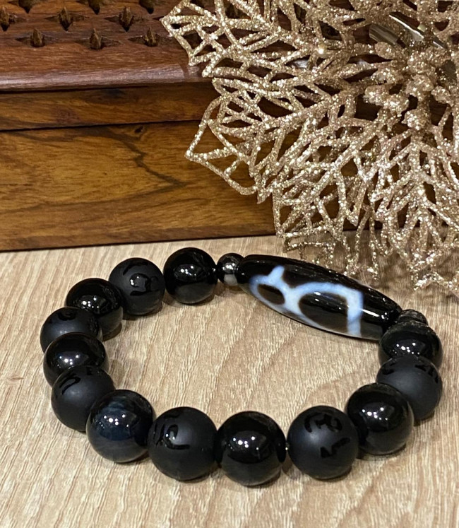 Бусина Дзи "Бог богатства" в браслете из черного агата с защитной мантрой