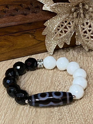 Бусина Дзи "3 глаза" в браслете из граненого агата