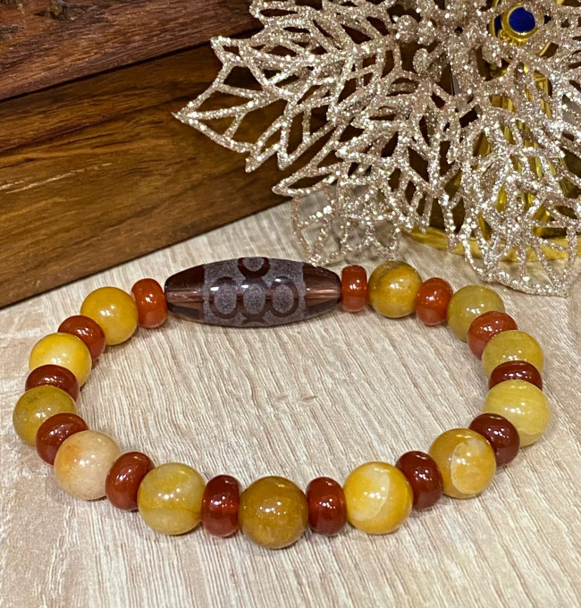 Бусина Дзи "5 глаз с молнией" в браслете из сердолика Бусина Дзи "5 глаз с молнией" в браслете из сердолика