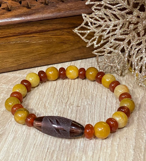 Бусина Дзи "5 глаз с молнией" в браслете из сердолика Бусина Дзи "5 глаз с молнией" в браслете из сердолика