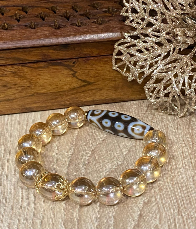 Бусина Дзи 18 глаз в браслете из кварца Бусина Дзи 18 глаз в браслете из кварца