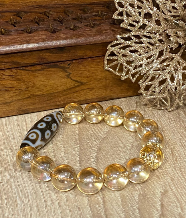 Бусина Дзи 18 глаз в браслете из кварца Бусина Дзи 18 глаз в браслете из кварца