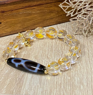 Бусина Дзи "Бог Богатства" в браслете из горного хрусталя с мантрами